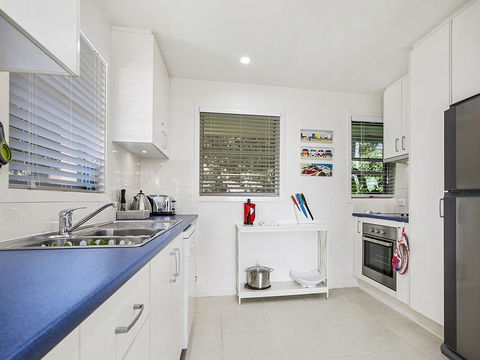 A Stylish Apartment With Noosa Views! - Unit 6 Yaringa 29 Noosa Drive - Holiday Adelaide 3