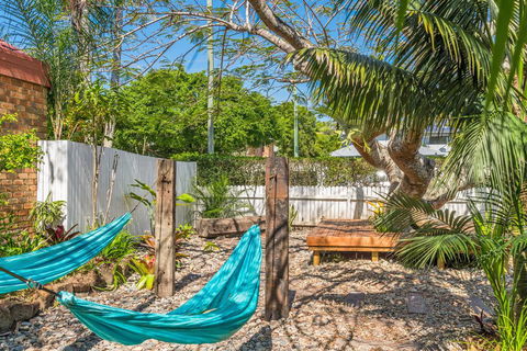 A SWEET ESCAPE - Byron Surf Cottage - Walk To Byron - Holiday Adelaide 1