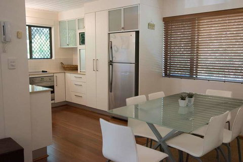 Absolute Beachfront - Mooloolaba - Holiday Adelaide 1