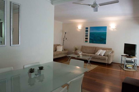 Absolute Beachfront - Mooloolaba - Holiday Adelaide 2