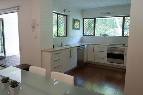 Absolute Beachfront - Mooloolaba - Holiday Adelaide 3