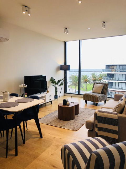 Absolute Waterfront Apt 319 Lighthouse - Holiday Adelaide 3