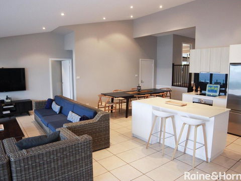 Absolutely Avoca - 114a Avoca Drive, Avoca Beach - Holiday Adelaide 3