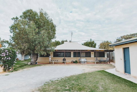 Dongara Hotel Motel - Holiday Adelaide 1
