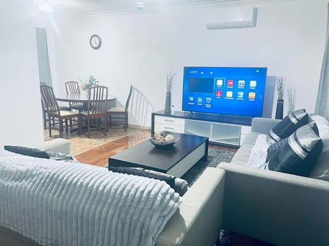 Elegant And Spacious Home + Gym - Holiday Adelaide 0