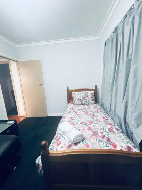 Elegant And Spacious Home + Gym - Holiday Adelaide 1