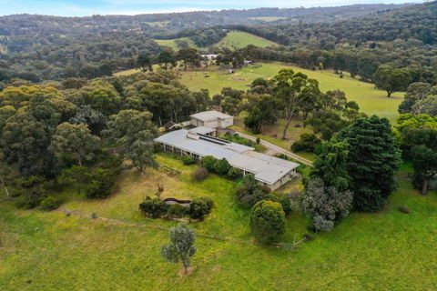Enjoy Nature At Modern Diamond Creek Farmhouse - Holiday Adelaide 0