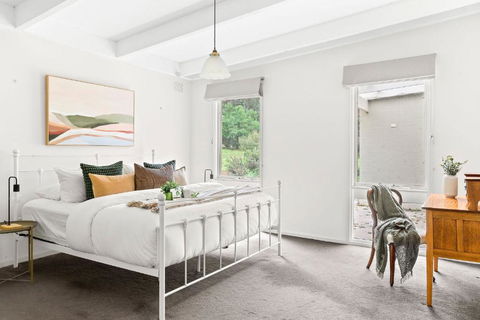 Enjoy Nature At Modern Diamond Creek Farmhouse - Holiday Adelaide 3