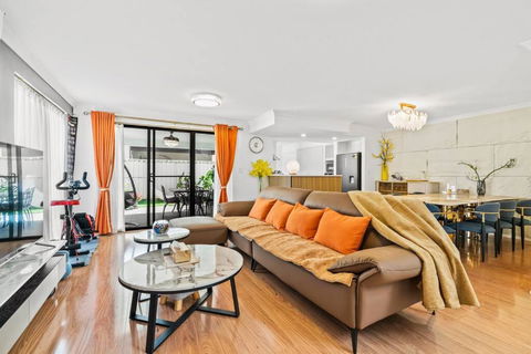 Equitice Autumn Moonlight Villa - Holiday Adelaide 0