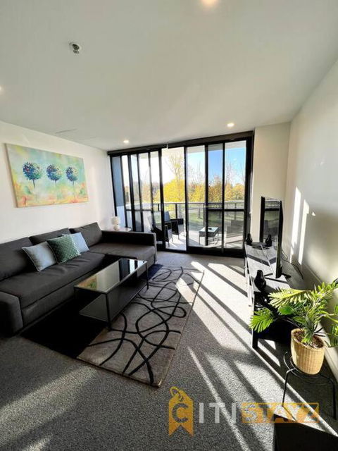 Fab In Phillip - 2bd 2bth Apt - Close To CBR Hospital - Holiday Adelaide 2