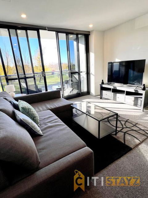 Fab In Phillip - 2bd 2bth Apt - Close To CBR Hospital - Holiday Adelaide 4
