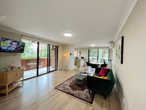 Fabulous 2 Bedroom Apartment, Secured Free Parking - Holiday Adelaide 0
