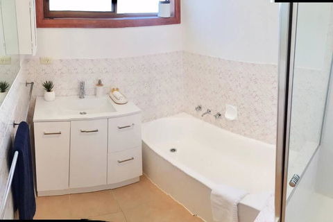 FERNLY BFast, WiFi Nflx AC Walk2Pizza Liquor Deli, - Holiday Adelaide 2