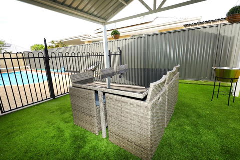 Family Holiday Home - Holiday Adelaide 1