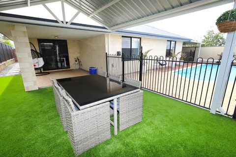 Family Holiday Home - Holiday Adelaide 0