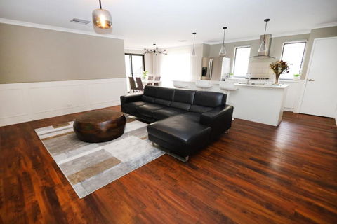 Family Holiday Home - Holiday Adelaide 4