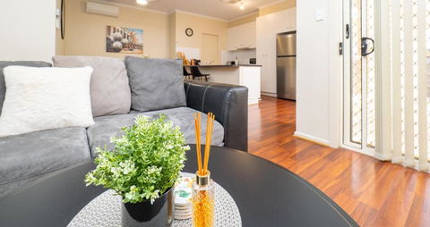 Family Comfort In Blakes Crossing Blakeview With A Short Walk To Shops And Supermarkets - Holiday Adelaide 1