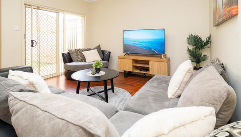 Family Comfort In Blakes Crossing Blakeview With A Short Walk To Shops And Supermarkets - Holiday Adelaide 0