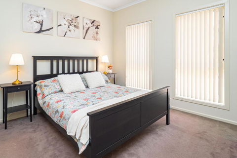 Family Comfort In Blakes Crossing Blakeview With A Short Walk To Shops And Supermarkets - Holiday Adelaide 3