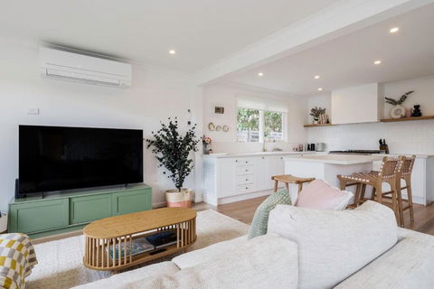 Hamptons On Heales - Classic Beach House Charm - Holiday Adelaide 1
