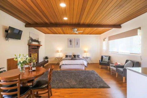 Hahndorf Lodge Pioneer Suite - Main Street Hahndorf On Site Secure Parking - Holiday Adelaide 1