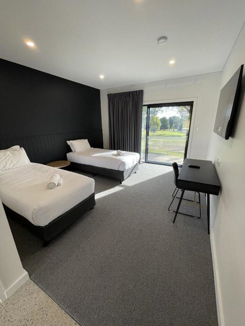 Harden Country Club Motel - Holiday Adelaide 0