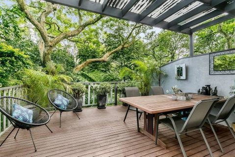 HOLDS - Beautiful Unit In Neutral Bay - Holdsworth St - Holiday Adelaide 0