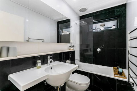 HOLDS - Beautiful Unit In Neutral Bay - Holdsworth St - Holiday Adelaide 1