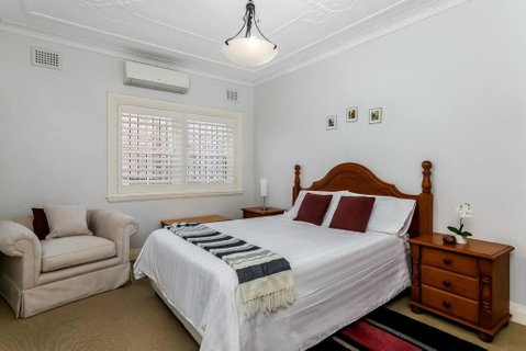 HOLDS - Beautiful Unit In Neutral Bay - Holdsworth St - Holiday Adelaide 3