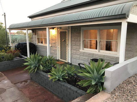 HILLSIDE HAVEN CHARMING C1920 COTTAGE Pet Friendly Sleeps 1 - 6 - Holiday Adelaide 2