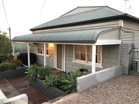 HILLSIDE HAVEN CHARMING C1920 COTTAGE Pet Friendly Sleeps 1 - 6 - Holiday Adelaide 0
