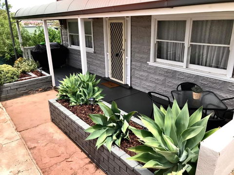 HILLSIDE HAVEN CHARMING C1920 COTTAGE Pet Friendly Sleeps 1 - 6 - Holiday Adelaide 1