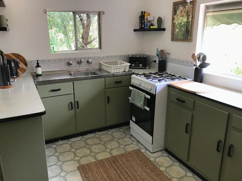 HILLSIDE HAVEN CHARMING C1920 COTTAGE Pet Friendly Sleeps 1 - 6 - Holiday Adelaide 3