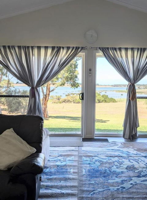 Hilltop Riverview Retreat - Holiday Adelaide 1