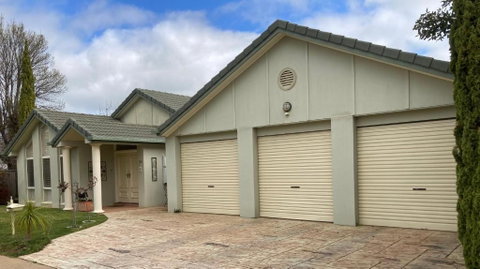 HOME STAY Queen Room With Shared Bathroom - Holiday Adelaide 1