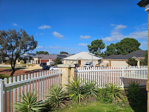 House In Ellenbrook - Holiday Adelaide 3