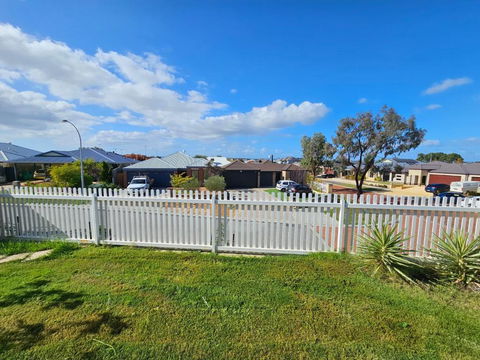 House In Ellenbrook - Holiday Adelaide 1