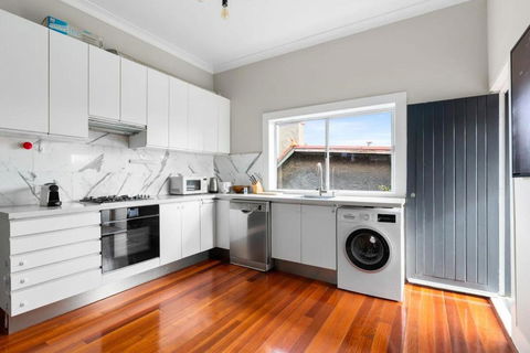 Huge Harbour View Apartment In Historic Home - Holiday Adelaide 3