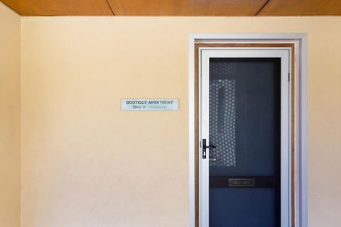 Industrial Central Apartment - Shop 8 - Holiday Adelaide 1