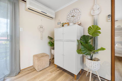 INVERLOCH - 2 Separate Houses In One! - Holiday Adelaide 3