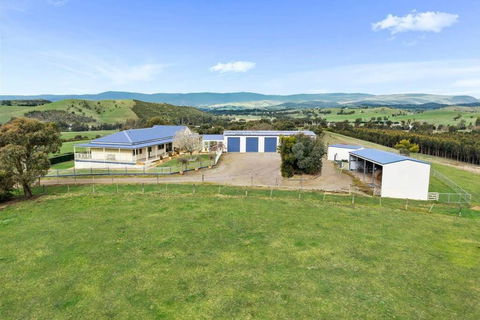 IRONBARK FARM Farmhouse On 52 Acres In The Scenic Yarra Valley - Holiday Adelaide 1