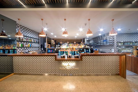 Airlie Beach Hotel - Holiday Adelaide 2