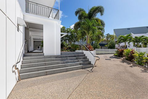 Airlie Beach Hotel - Holiday Adelaide 1