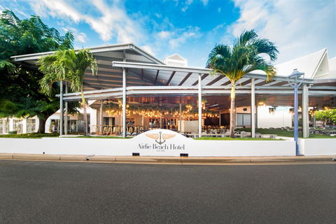 Airlie Beach Hotel - Holiday Adelaide 0