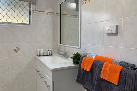 Andergrove Home With A Garden View-Wi-fi & Netflix - Holiday Adelaide 1