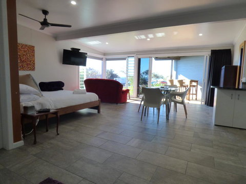 ArtHOUSE Beachfront Accommodation - Holiday Adelaide 3
