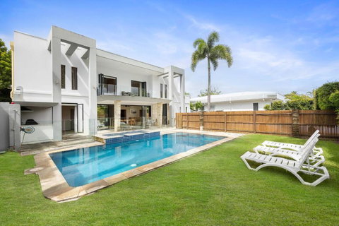 Luxury & Poolside Bliss Near Beach - Holiday Adelaide 0
