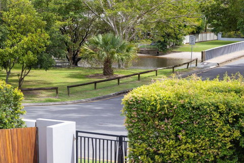 Luxury & Poolside Bliss Near Beach - Holiday Adelaide 3