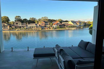 Luxury On The Lake with Holiday Adelaide
