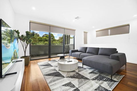 Luxury Retreat & Spacious 4BR House In Willoughby - Holiday Adelaide 3